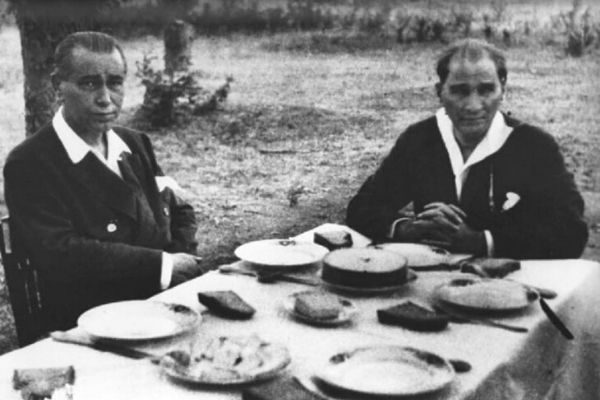 atatürk yemek yerken