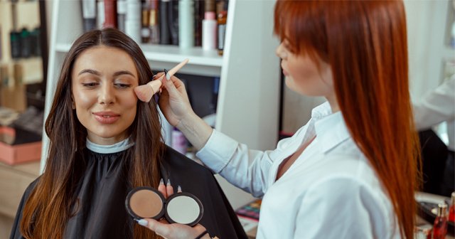 Doğal ve eşit bronzluk sağlayan en iyi 10 bronzer markası önerisi
