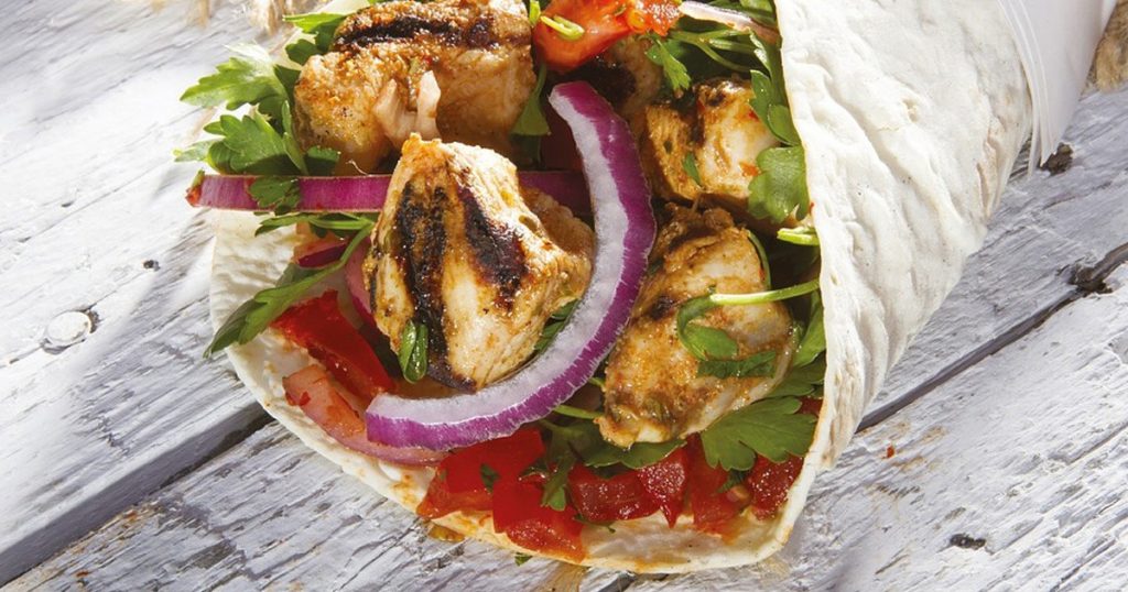 Evde tavuk döner nasıl yapılır? Dışarıda yediğinize pişman edecek evde tavuk döner tarifi
