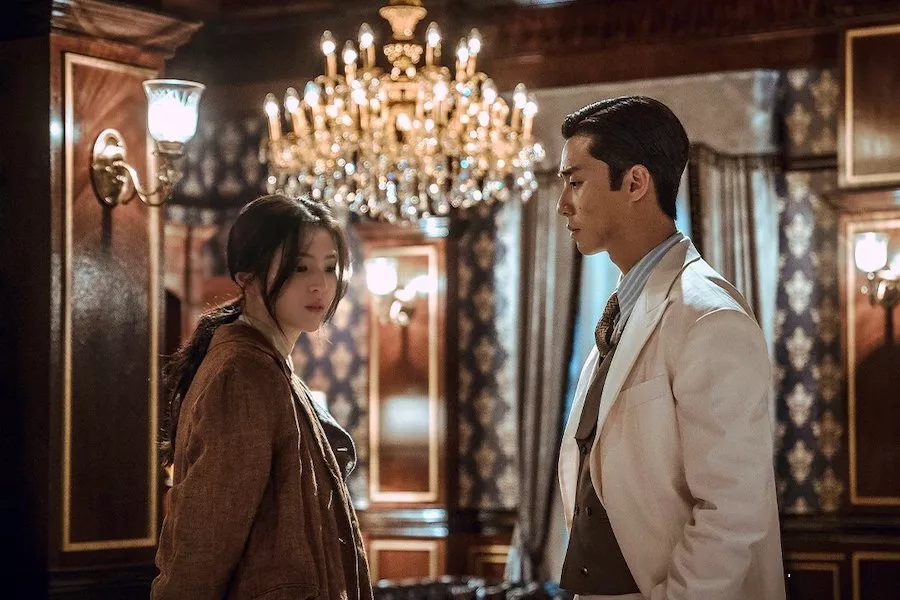 Park Seo Joon ve Han So Hee’nin Dizisi “Gyeongseong Creature”dan Fotoğraflar Yayımlandı » Güney Kore Sineması
