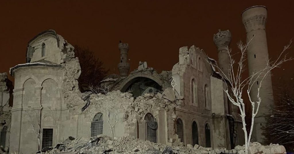 Kentin simgesiydi! Malatya’da bulunan Tarihi Yeni Cami yıkıldı
