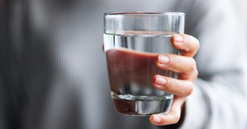 Enkazdan çıkan depremzedelere neden su verilmez? Su vermek enkazdan sağ çıkanı öldürebiliyor!