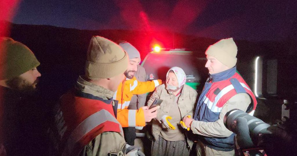 11 gün enkaz altında kalan ineğine kavuştu