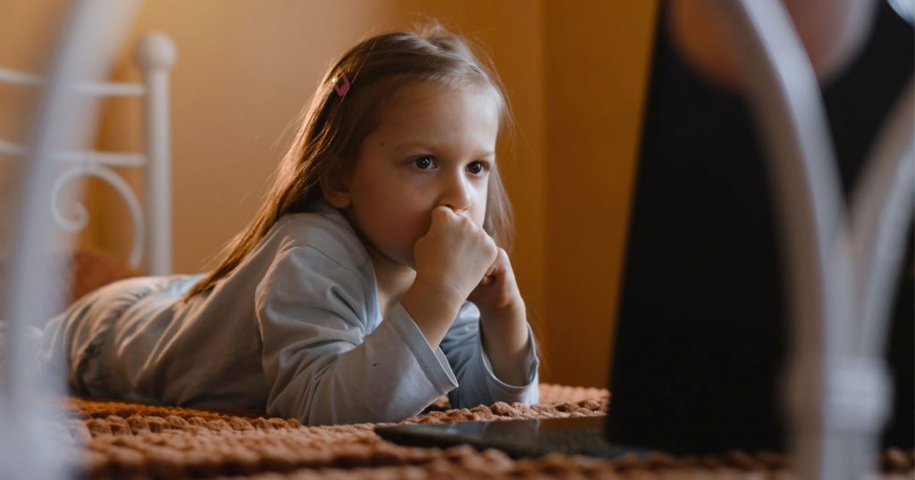 Ebeveynler dikkat: Masum görünüyor, sinsice zehirliyor! Asla izlememesi gereken 10 çizgi film