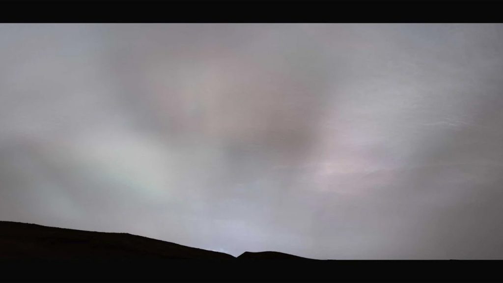 Curiosity, Mars güneş ışınlarına ilk net bakışımızı fotoğrafladı…