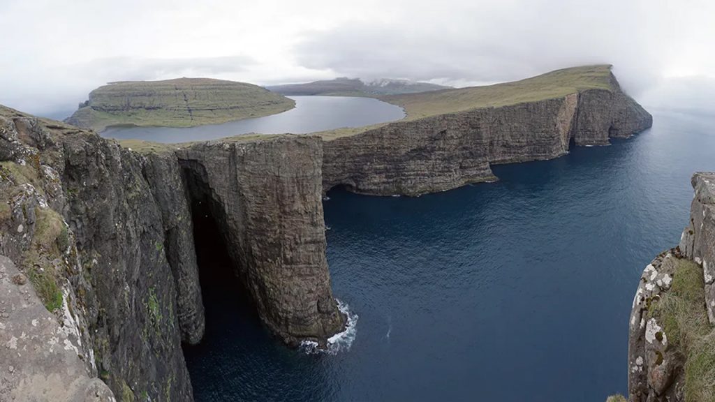 Faroe Adaları’ndaki “yüzen göl” fotoğrafı perspektifin önemini gösteriyor…