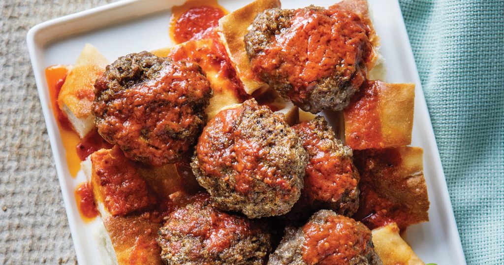 Bursa’nın meşhur lezzetini eve taşıyor: Pideli köfte nasıl yapılır, malzemeleri neler? İşte köfteli İskender kebabı tarifi