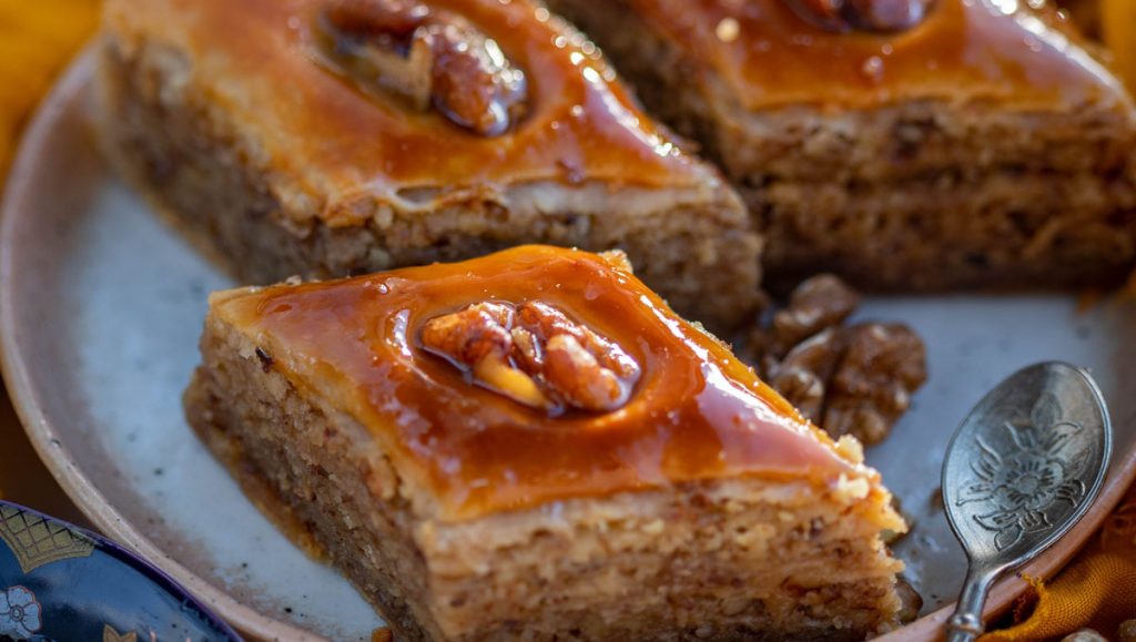 Bayram için ev baklavası tarifi: Ağızda dağılan komşuları kıskandıran baklava nasıl yapılır?