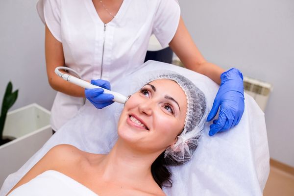 Hydrafacial Cilt Bakımı Nedir? Ne İşe Yarar? Faydaları, Zararları