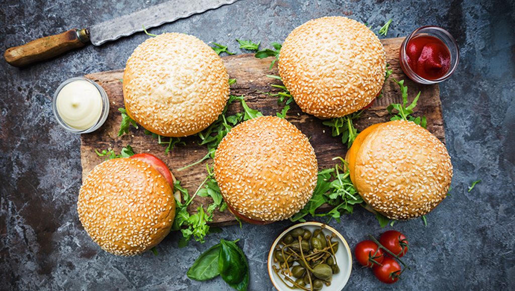 Kendi ellerinizle menünüz hazır! Leziz bir öğün için evde hamburger köftesi tarifi