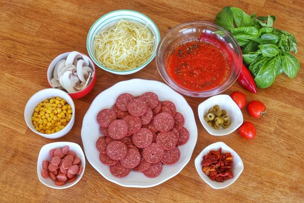 Pizza Malzemeleri: Hamuru, Üstü, Sosu İçin Liste
