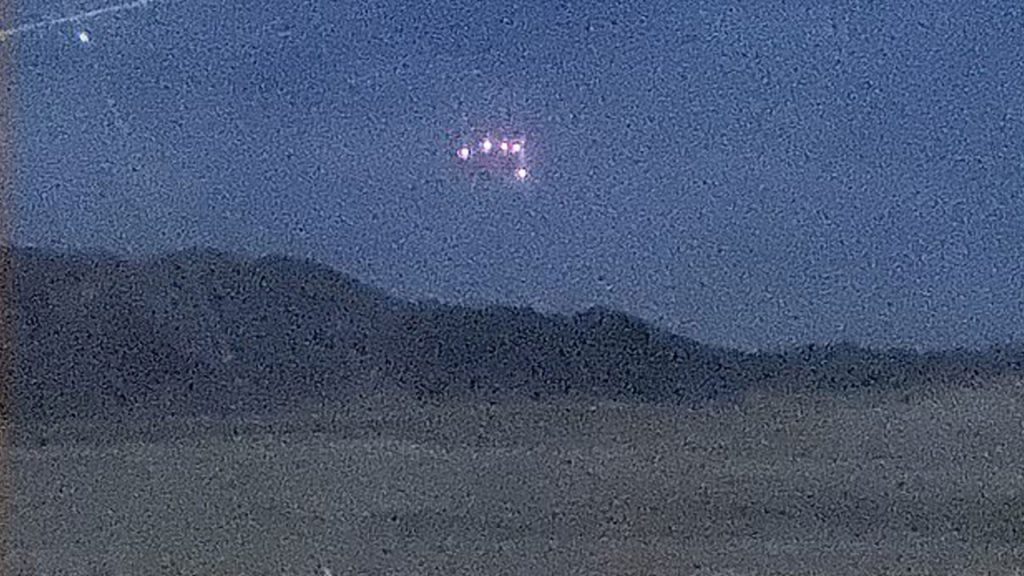 Gizemli UFO görüntüleri kafaları karıştırdı
Kaliforniya'daki bir askeri üssün üzerinde süzülen siyah, üçgen şeklindeki gizemli bir cisim, UFO iddialarını bir kez daha gündeme…
2 gün önce
