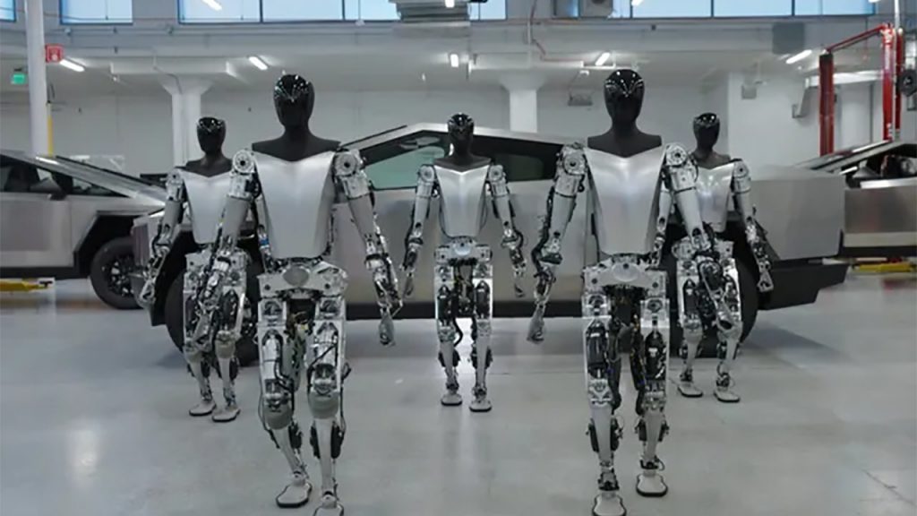 Tesla Bot’ların Yeni Görüntüleri Parmak Isırtıyor: Artık Yürüyebiliyorlar!