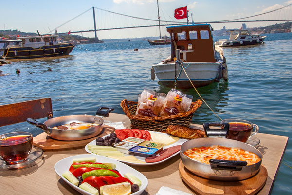 tarihi çınaraltı aile çay bahçesi