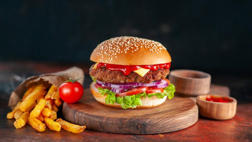 Hamburgerin yanına ne gider, hangi salata, meze ve yiyecekler yakışır?
