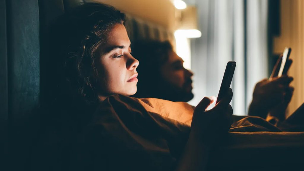 Eşinizleyken telefona bakmak pek iyi bir tercih olmayabilir…