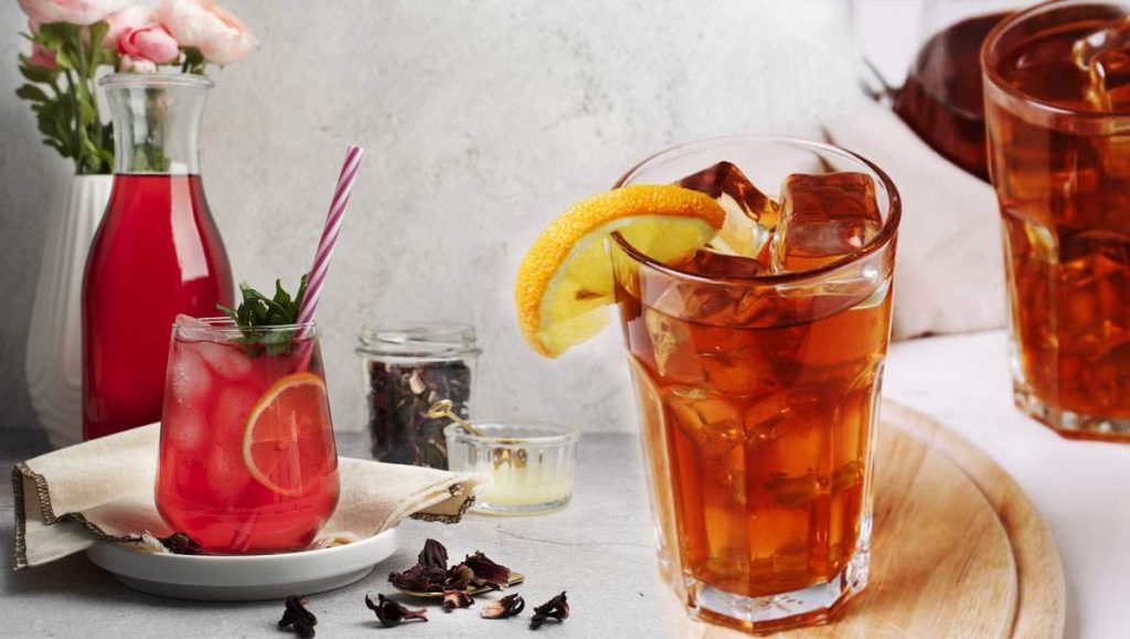 Soğuk çayı bir de böyle deneyin! Hibiskuslu, şeftalili, çilekli buzlu çay tarifi