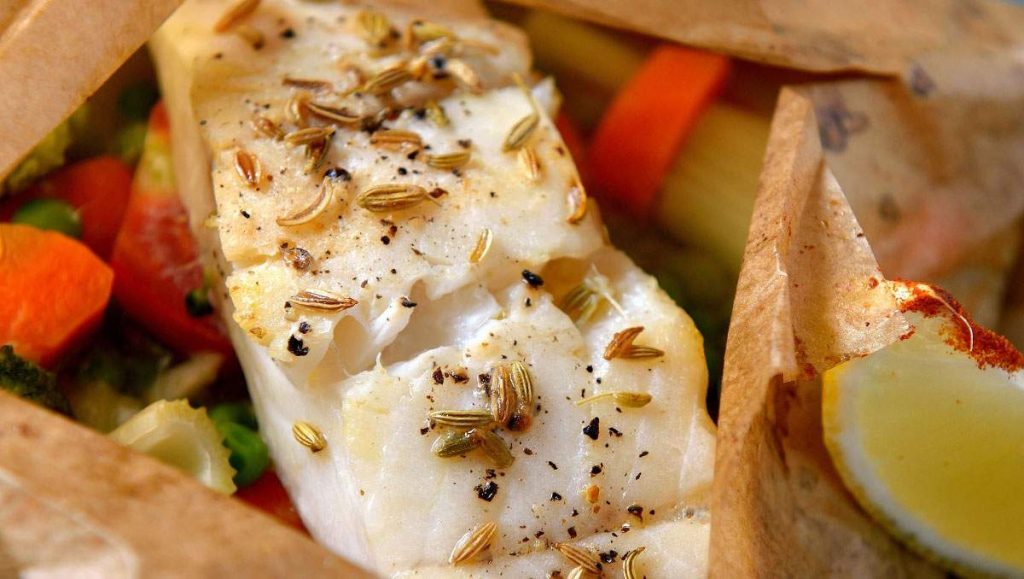 Evi kokutmadan kağıtta nefis ve sulu levrek fileto nasıl yapılır? Püf noktası meğerse buymuş…