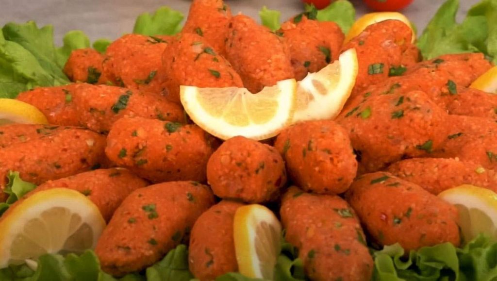 Mercimek köftesinin yanına ne gider? Hangi yiyecek ve içecekler yakışır?