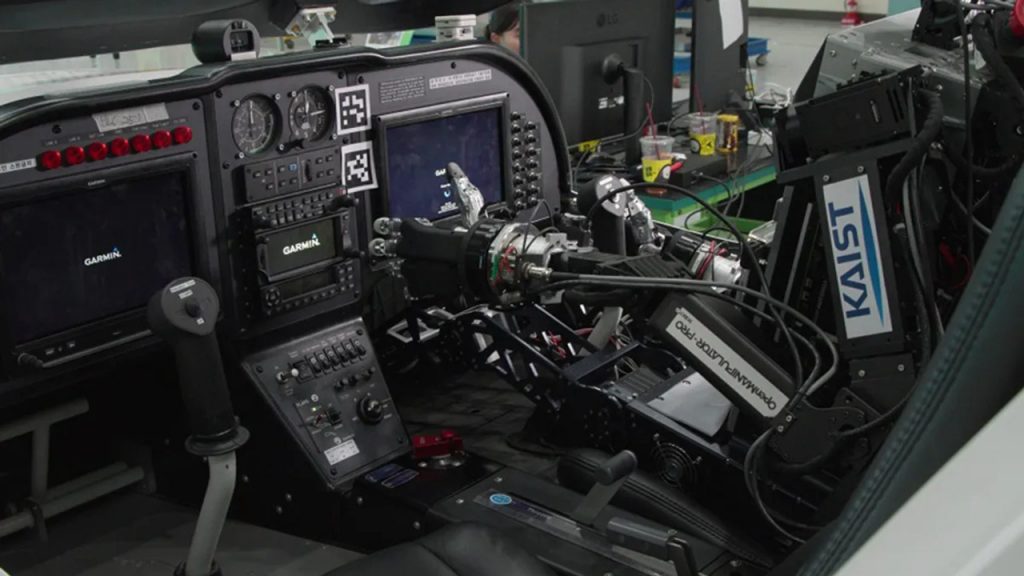 Bir ekip gerçekten uçak uçurabilen ilk insansı robot pilotu yarattı