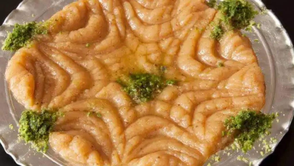 Misafirleriniz bu tatlıya bayılacak! Memnuniye helvasının gizli tarifi…