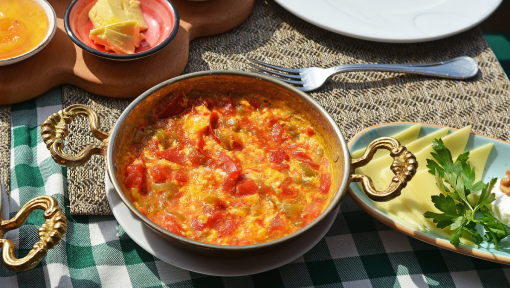 Görüntüsüyle gönlünüzü fethedecek: Sulu menemen tarifi ve püf noktaları…