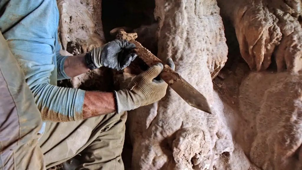 1.900 yıldır insanlardan saklanan dört Roma kılıcı gün ışığına çıkartıldı
