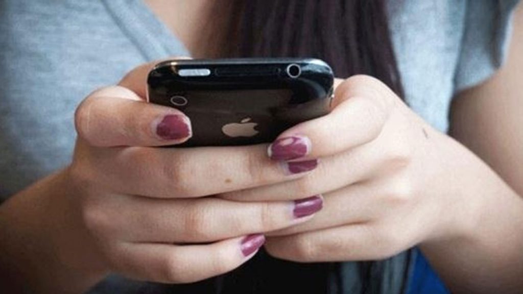 Uzmanlardan kritik tavsiye: Çocuklarınızla “gizli bir emoji” kullanın
Uzmanlar, çocuklarınızla gizli bir emoji belirleyerek acil durumlara çok hızlı müdahale edebileceğinizi söylüyor. Tehlikeli veya acil bir durumda…
1 gün önce
