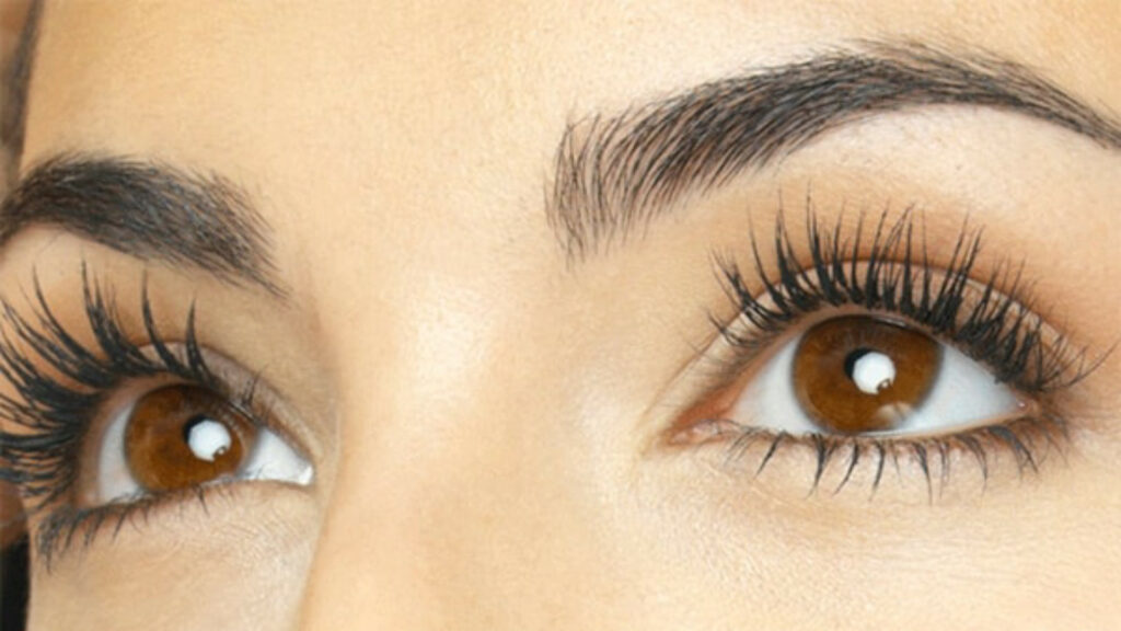 Kirpik uzatma serumları zararlı mı? Ünlü dermatologlar riskleri ve faydaları sıraladı